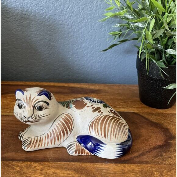 Vintage Mateos Sitting Cat Kitten Figurine Statue Art Pottery Signed Ceramic - Picture 1 of 6